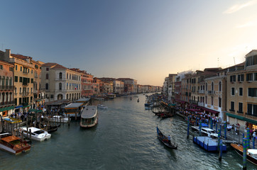 Fototapeta na wymiar Widok z mostu Rialto w Wenecji, Włochy