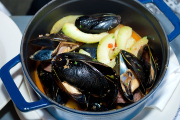 Сooked mussels in a copper pot