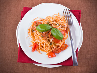 Spaghetti with tuna, cherry tomatoes and capers.