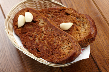 toast with garlic