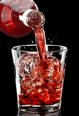 Botella sirviendo bebida,aperitivo con hielo.