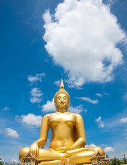 Obraz premium Golden Buddha with sky at Wat Muang, Ang Thong thailand