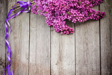 Obraz na płótnie Canvas The beautiful lilac on a wooden background
