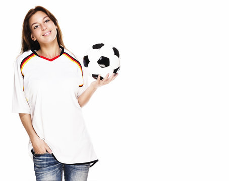 junge lachende frau tr&auml;gt trikot und h&auml;lt fussball