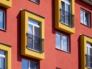 Fototapeta na wymiar Szczegóły nowoczesnych apartamentów z balkonami i ścian czerwonych