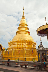 Fototapeta premium Gold pagoda of prathat hariphunchai, lamphun , Thailand