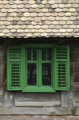 Fototapeta na wymiar Okna starego domku dębowego