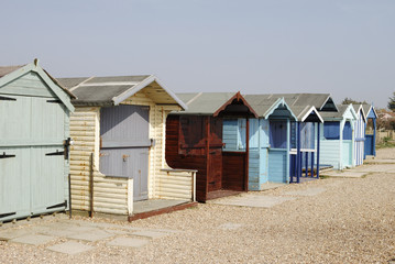 Fototapeta na wymiar Domki plażowe w Ferring. West Sussex. Anglia