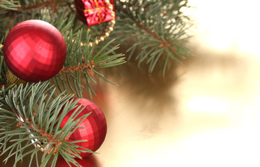 Obraz na płótnie Canvas Christmas tree with beautiful New Year's balls on table