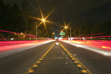 avenida iluminada de noche