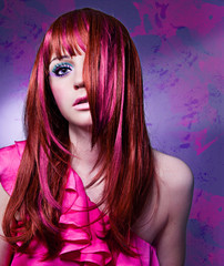 Frau mit modischem, buntem Haarschnitt / haircolors-03