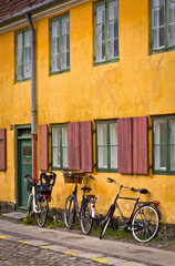 Fototapeta na wymiar Bicycles standing next the traditional yellow building