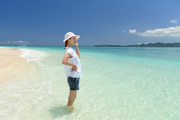 コバルトブルーの海と美しい女性