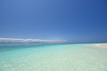 コバルトブルーの透き通った海と夏の空