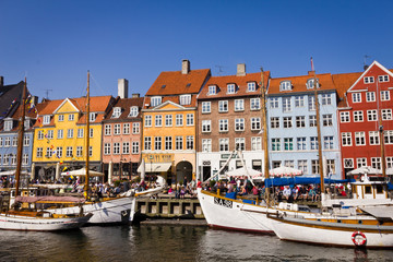 Naklejka premium Traditional gabled houses and boats on Nyvavn