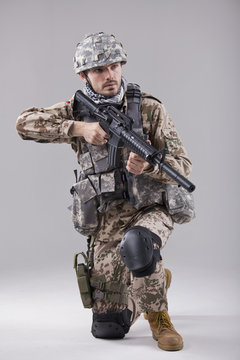 Kneeling Soldier with machine gun