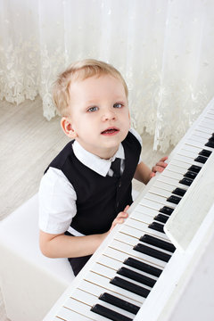 3-years pianist  play music