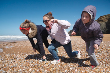 Enfants courant sur la plage
