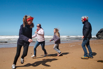 Famille jouant sur la plage