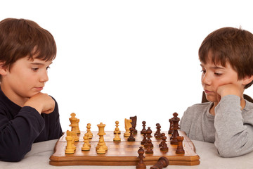 Zwei Jungen spielen Schach - Konzentration, Intelligenz