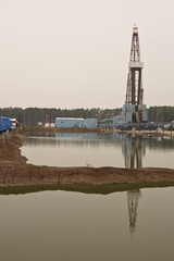 Derrick on the brink of mud selling sump