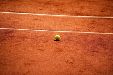 Terrain de tennis et balle jaune