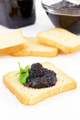 fette biscottate con marmellata fresca di gelsi