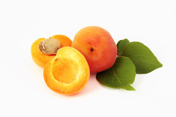 Albicocche e foglie su sfondo bianco#5