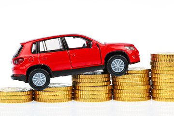 Modellauto und Münzen. Autokosten