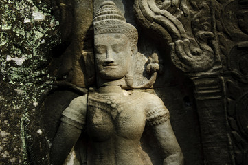 Fototapeta na wymiar an apsara statue in a temple, cambodia