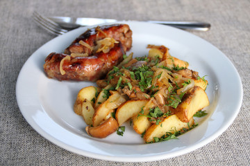 Roasred potato with onion and homemade sausage
