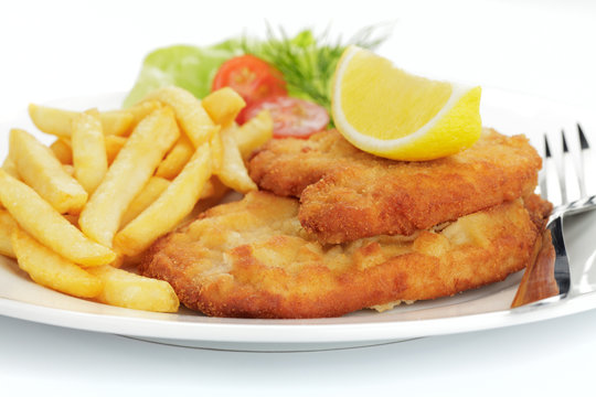 Schweineschnitzel Wiener Art mit Pommes frites