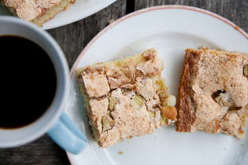 Kaffee und Rhabarberkuchen