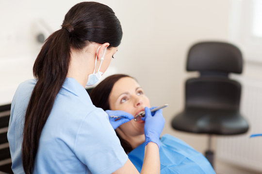 patientin bei einer zahnbehandlung