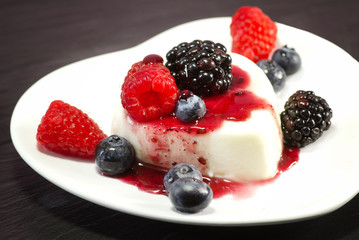 panna cotta with greedy berries