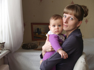 Женщина с грудным ребенком на руках