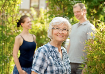 Seniorin mit Familie