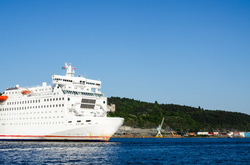 Fototapeta na wymiar Passenger ferry leaving Oslo