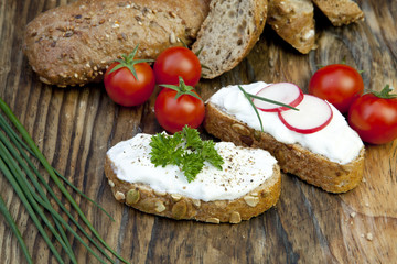 Frisches Brot mit Kräuter quark und Tomaten zur Brotzeit auf ei