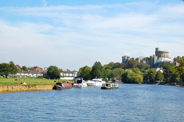Fototapeta na wymiar Łodzie na rzece Tamizie, Londyn z zamku Windsor w tle