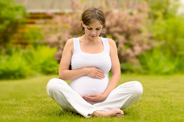 Fototapeta na wymiar Kobieta w ciąży
