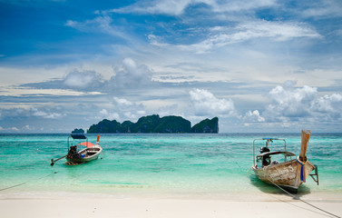 Fototapeta premium Thai boat - longtail on the beach