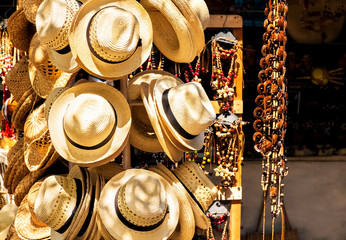 Chapeaux et souvenirs dans un marché de rue cubain
