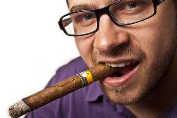 Młody mężczyzna w okularach palący cygaro - obrazy, fototapety, plakaty