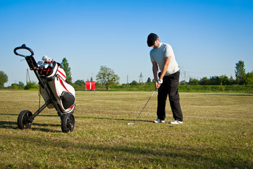 Obraz na płótnie Canvas preparing to golf shot