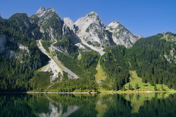 Fototapeta na wymiar Góry graniczące jezioro