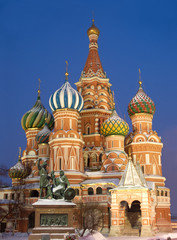 Fototapeta na wymiar Cerkiew Wasyla Błogosławionego na Placu Czerwonym w Moskwie nocy