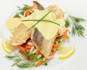 Zanderfilet auf Gemüsestreifen