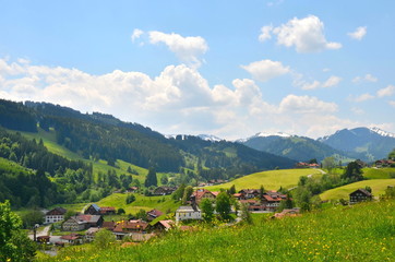 Fototapeta premium Dorf in Gebirgstal