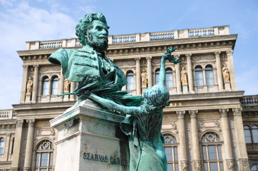 Fototapeta na wymiar Statue Of Gabor Szarvas, Budapest